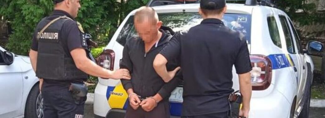 У Львові п’яний пасажир авто напав з ножем на пішохода, який переходив дорогу