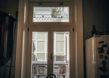 У Львові вікна історичних будинків з металопластикових замінили на дерев’яні