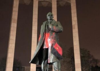 У Львові жінці винесли вирок за наругу над пам’ятником Бандері