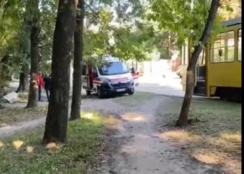 У Львові жінка потрапила під колеса трамвая