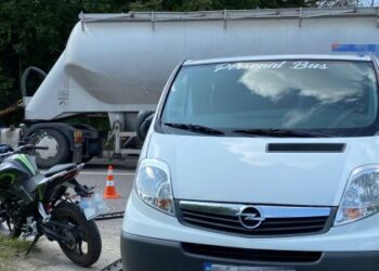 У Львові зіткнулись мотоцикл та мікроавтобус: є травмовані (фото)