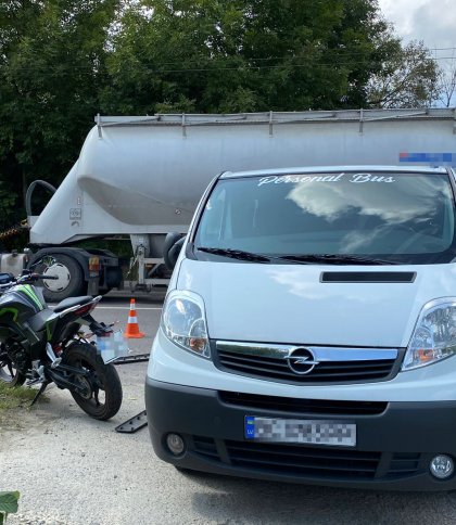 У Львові зіткнулись мотоцикл та мікроавтобус: є травмовані (фото)