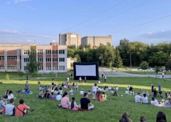 У школах Львова 17 вересня показуватимуть кіно просто неба: локації