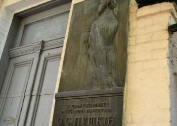 В Києві демонтували ще одного Пушкіна, пам’ятник у черзі