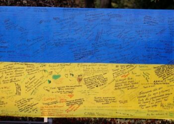 В Києві створили найбільший прапор із побажаннями для бійців ЗСУ