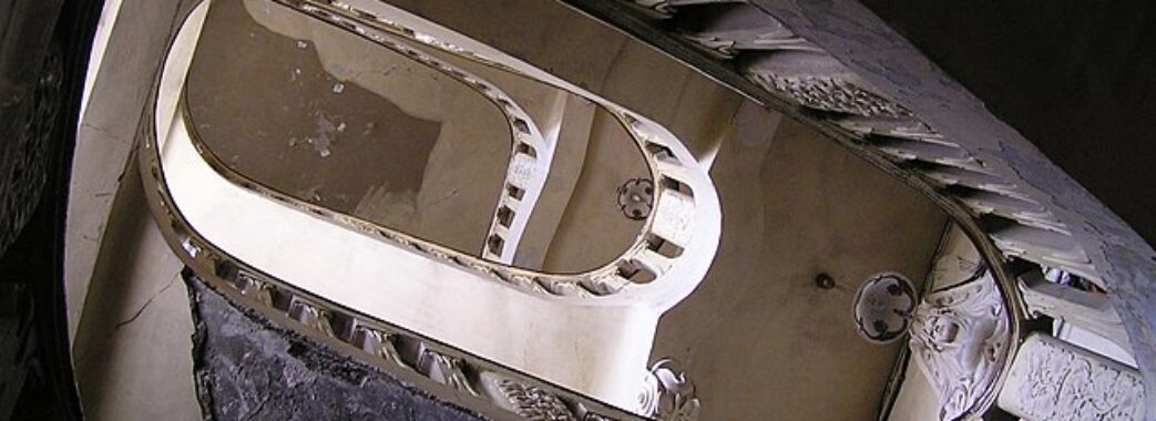 Зарізав та скинув зі сходів: на Львівщині судитимуть 47-річного чоловіка за замах на вбивство