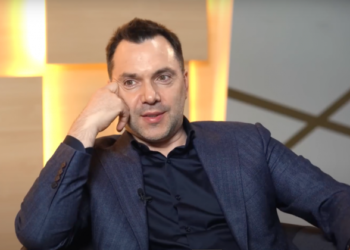 Арестович хоче дати грошей таксисту, який відмовився обслуговувати пасажирів українською