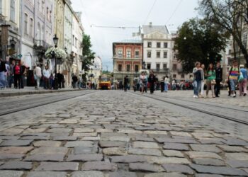 Для чого на площі Ринок у Львові перекладають бруківку і хто за це платить