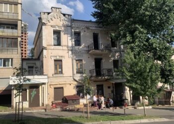 До «Будинку з комахами» знову звезли будівельну техніку