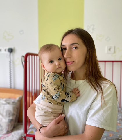 Семимісячна дівчинка в лікарні Фото Ніколь, дівчинки з кістою в легенях