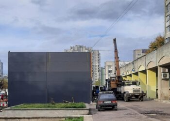 На недобуді біля Скверу Гідності відновили роботи. Мешканці готують оскарження