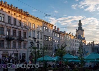 На ремонті лавок в центрі Львова викрили змову