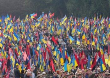 Сотні львів’ян прийшли на Личаківське кладовище вшанувати полеглих Героїв (ФОТО)