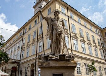 У центрі Львова облаштують “доріжки доступності”: для цього шліфуватимуть бруківку