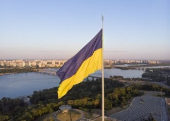 У Києві вітер пошкодив найбільший прапор України