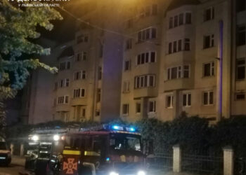 У Львові горіла квартира у житловому будинку — власника госпіталізували