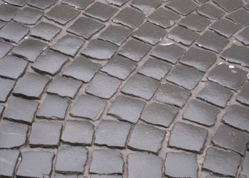 У Львові розповіли, що роблять з демонтованою бруківкою