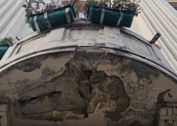 У Львові від ще одного балкона відколовся шматок