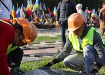 У Львові відновили демонтаж радянських меморіальних плит на Личаківському цвинтарі