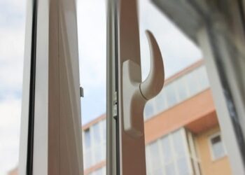 У Львові з вікна 8 поверху випала 14-річна дівчина