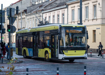 У Львові збільшать кількість транспорту до кладовищ у поминальний день