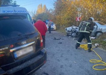 У Золочівському районі рятувальники звільнили водія, заблокованого внаслідок ДТП — Львівщіна