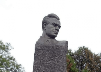 В Києві демонтували пам’ятник більшовику Кирпоносу