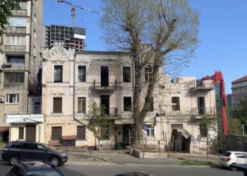 «Будинок з комахами», під яким риють яму, почав просідати