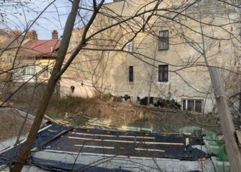 Через незаконне будівництво біля бомбосховища в центрі Львова місто може звернутися до суду