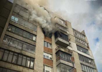 Чоловік вистрибнув з сьомого поверху будинку в Дублянах, щоб врятуватися від пожежі (ВІДЕО)