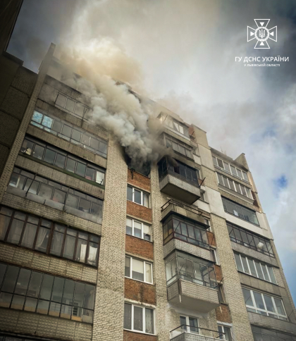 Чоловік вистрибнув з сьомого поверху будинку в Дублянах, щоб врятуватися від пожежі (ВІДЕО)