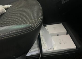 Мешканка Львівщини намагалась незаконно ввезти в Україну 44 гаджети Apple