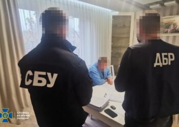 Митник із Львівщини організував безперешкодний виїзд за кордон для себе та знайомих