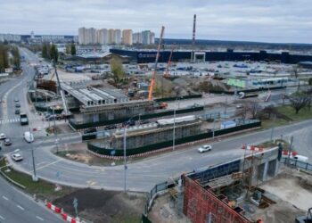На будівництві розв’язки-конюшини на Оболоні монтують прогонові балки