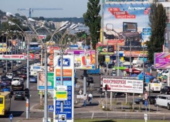 На сайті Київради з’явилась петиція проти гігантських рекламних банерів на весь фасад