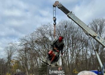 У Києві демонтували пам’ятник Пушкіну