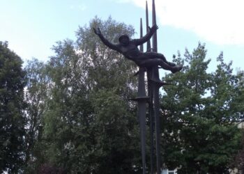 У Львові демонтують пам’ятник Валентині Терешковій