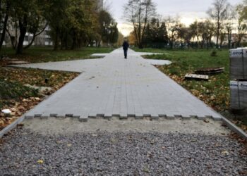 У Львові таки продовжать облаштування тротуару на Стрийській, що веде до онколікарні