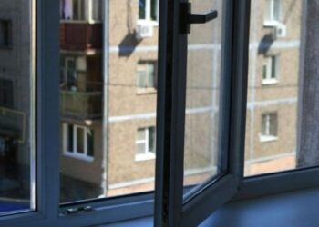 У Львові з вікна багатоповерхівки випала жінка і загинула