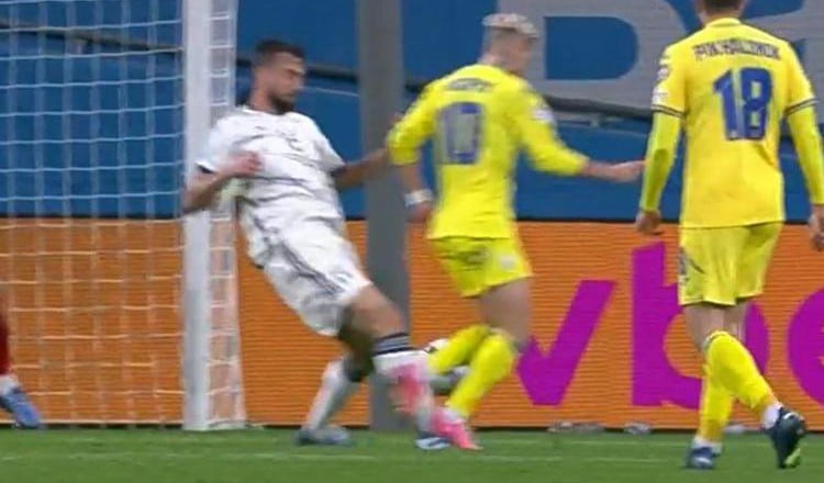 Вся суть VAR, Чеферіна і сучасного футболу. Арбітр не призначив пенальті в ворота збірної Італії на 90+3 хвилині