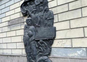 З будинку у центрі Львова зняли скульптурну композицію радянських часів