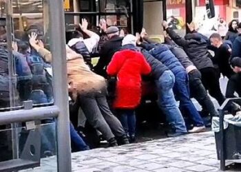 Жінка, на яку у Львові наїхала маршрутка, потрапила в реанімацію (ВІДЕО)