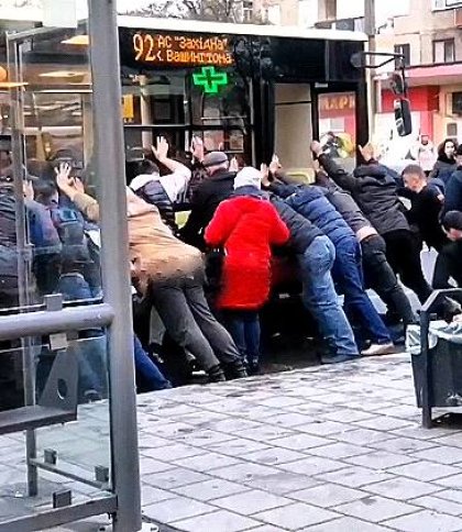 Жінка, на яку у Львові наїхала маршрутка, потрапила в реанімацію (ВІДЕО)