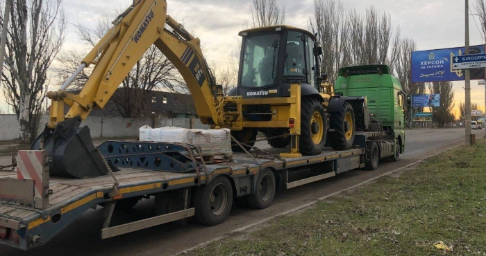 Навантажувач для комунального підприємства Парки Херсона. Фото: Херсонська міська військова адміністрація/Telegram.