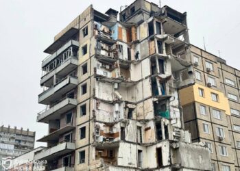 «Хочу, щоб їх розібрали, аби я мала доступ до квартири»: мешканці будинку на Набережній Перемоги, 118 підтримали демонтаж під’їздів, які росіяни знищили ракетою |  Дніпро