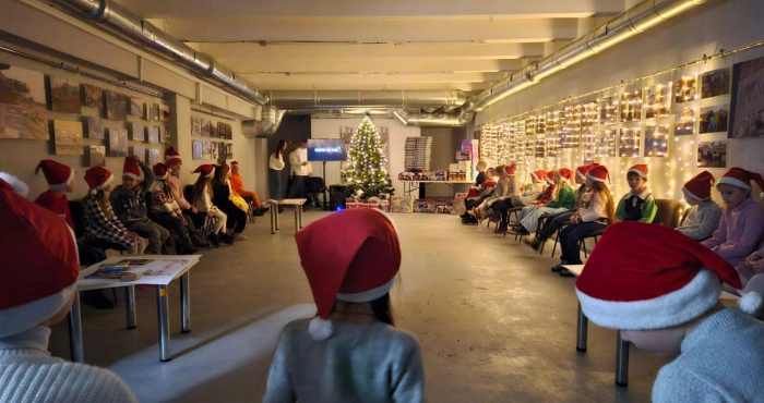 Херсонські діти святкують прийдешне Різдво у бомбосховищі. Фото: Роман Мрочко/Facebook