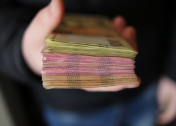 Львівського митника затримали на хабарі 16 тисяч доларів