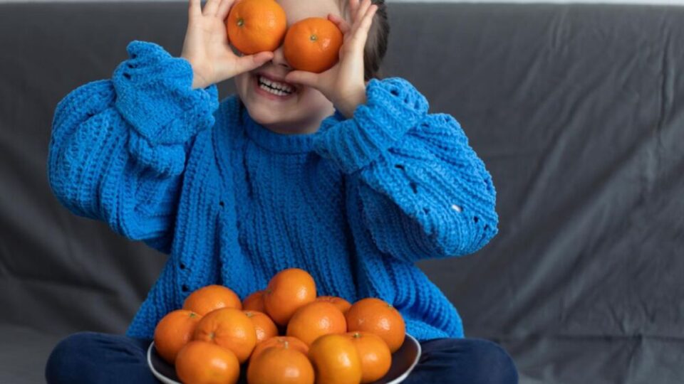 Мандарини і дитина