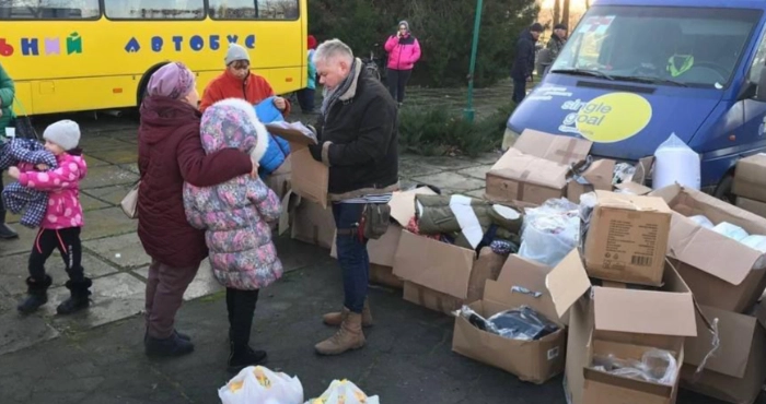 Гуманітарна допомога для мешканців села Правдине. Фото: Херсонська обласна військова адміністраці/Telegram.