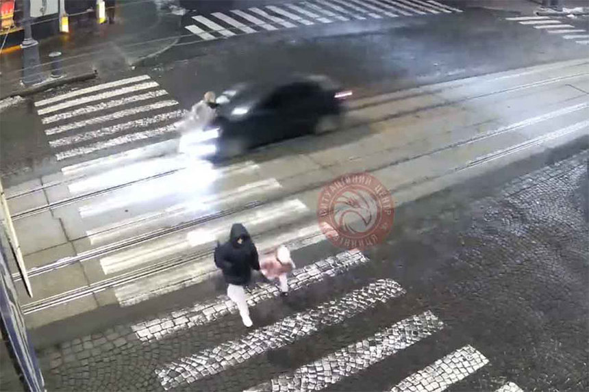 Новини Вінниці / Моторошна аварія у середмісті Вінниці: Соборною «летіла» Mazda та збила жінку на «зебрі»